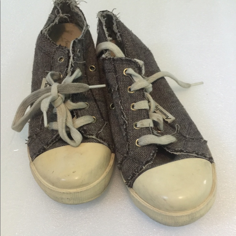 Women’s 6 1/2 American eagle sneakers